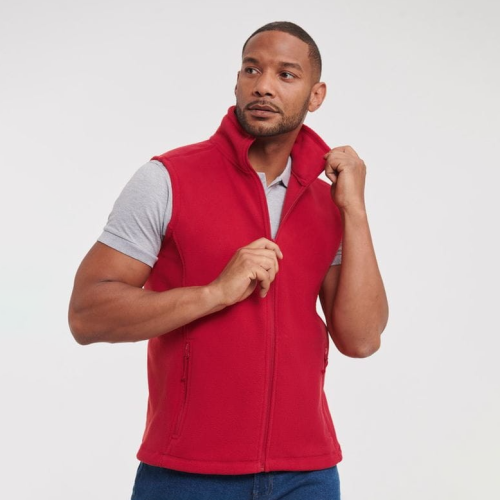 Kamizelka polarowa na modelu