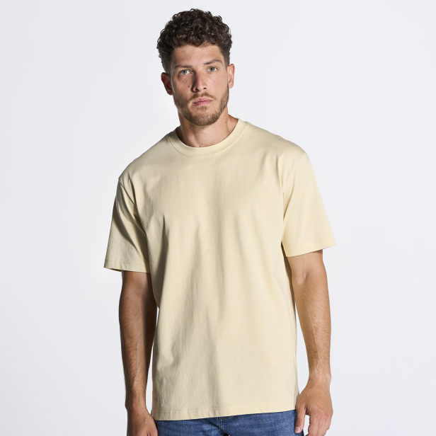 Koszulka oversize na modelu