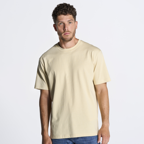 Koszulka oversize na modelu